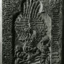 Wappengrabplatte des Wolfgang Zenger aus rotem Marmor, an der Wand aufgerichtet.
