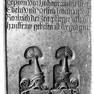 Wappengrabplatte für Ursula von Rohrbach, geb. v. Hohenrain, im Chor, südöstliches Segment. Rotmarmor.
