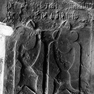 Grabplatte der Anna und möglicherweise des Georg Auer aus rotem Marmor, im Boden eingelassen.