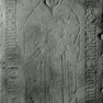 Grabplatte des Domherren Johannes Tröster aus rotem Marmor, im Boden eingelassen.