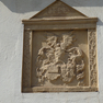Spruchinschrift mit Jahreszahl auf einem Wappenstein.