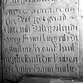 Fragment einer Grabplatte für eine unbekannte Person, vermutlich Rueland Frueauf den Älteren, und Margreth Frueauf (II), an der Nordwand im achten Abschnitt von Westen, untere Platte (II). Rotmarmor.