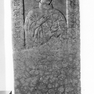 Sterbeinschrift für einen Pfarrer Peter auf einer figuralen Grabplatte