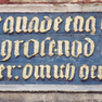 Balken mit Inschrift und Hausmarke