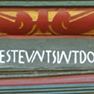 Rähmbalken mit Inschrift, weiß gefasst.