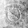 Wappengrabplatte mit den Grabinschriften für die Kanoniker Albert von Vettau (Nr. 119) und Wilhelm von Aham (Nr. 238), an der Nordwand in der unteren Reihe. Mehrfachverwendung der Platte. Rotmarmor.