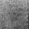 Detail zur Grabinschrift für den Benefiziaten Nikolaus Volnegk auf der Grabplatte des Kanonikers Johann von Lutic (Nr. 146), innen an der Nordwand. Zweitverwendung der Platte.