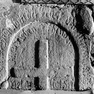 Fragment der Grabplatte für einen Paul, im Boden hinter dem  Hochaltar, vierte Platte von Süden. Granit.