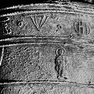 Lettin, Wenzelskirche, Glocke, Detail der Inschrift (E. 13.–1. V. 14. Jh.)
