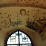 Auferstehungsdarstellung und Bildbeischrift in der Laibung des Fensters im Chorabschluss.