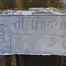 Liebfrauen, Kreuzgang, Fragment einer Grabplatte (16. Jh.?)