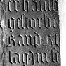 Fragment einer Grabplatte mit den Grabinschriften für eine Apollonia, Gemahlin eines Lienhard (?), und für einen Lienhard, vielleicht ihren Mann (Nr. 526), an der Wand zur Sakristei (Westwand des Querhauses), sechste Platte von Süden, oben. Mehrfachverwen