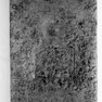 Grabplatte mit fragmentarischer Grabschrift für den Kanoniker und Pleban Petrus Schalck..er, an der Westwand der Eingangshalle des Rathauses, vierte Platte von Süden. Rotmarmor.