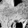 Domschatz Inv. Nr. 399, Taufkessel, Taufe Jesu, Detail: Inschrift (A. 14. Jh.)