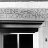 Spruch- und Bauinschrift am der Vorderfront des Hauses 