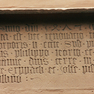 Bauinschrift auf einer Tafel aus rotem Sandstein außen am Treppenturm der Westfassade.