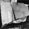 Bild zur Katalognummer 339: Fragmente der Grabplatte des Dekans Heinrich Löhr (?) mit nachgetragener Inschrift eines Unbekannten.