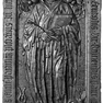 Figurale Grabplatte für den Domprobst Seyfrid Nothaft, an der Westwand, südlich des Westportals, früher an der Südwand. Rotmarmor.