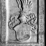 Wappengrabplatte für den Bürger Christoph Derrer, an der Nordwand im zehnten Abschnitt von Westen, obere Platte. Rotmarmor.