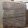 Steinfragment mit Inschriftenresten