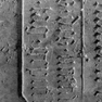 Fragment einer Grabplatte für Elsbet Kraus (I), mit der Grabinschrift für Ihren Ehemann Hans (II), im Boden am Südportal. Rotmarmor.