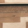 Bauinschrift außen an der Südwand des Kirchturms.