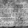 Grabinschrift für den Kanoniker Hadamar von Aistersheim auf der Grabplatte für Wolfker von Aistershaim und Wolfker von Haidendorf (Nr.46), an der Nordwand in der unteren Reihe. Zweitverwendung der Platte.