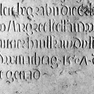 Detail zu Grabplatte mit den Grabinschriften für den Goldschmied Steffan Wispeunttner und seine Ehefrau Margret, an der Südwand im 13. Abschnitt von Westen, obere Platte. Rotmarmor.