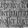 Fragment der Grabplatte für einen Bürger Heinrich, an der Westwand im zweiten Abschnitt von Norden, untere Platte. Rotmarmor.