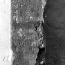 Fragment einer Grabplatte für mehrere unbekannte Personen, im Heizungskeller. Rotmarmor.