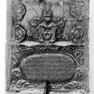 Grabtafel für den Kanoniker Johann Wolfgang Simon von Edlbeck, im Westflügel an der Westwand im vierten Joch von Norden über der Tür. Kalkstein.