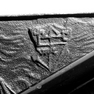 Ofenplatte mit Stillung des Sturms, Detail mit Meisterzeichen und Initialen