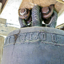 Glocke mit Namensansage, Glockenspruch, Meisterinschrift und Evangelistennamen