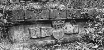 Bild zur Katalognummer 214: Rest einer Brunnenanlage mit Wappenstein und Jahreszahl des Benediktiner-Probstei Boppard-Hirzenach