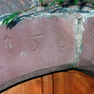 Jahreszahl im Sturzbogen des Kellereingangs rechts auf der Vorderseite des Hauses.