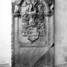 Grabplatte der Gräfin Elisabeth von Erbach außen an der Nordwand des Langhauses.