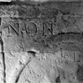 Deckplatte der Gisela-Gruft, in der Parz-Kapelle an der Südwand vor der Stufe zum Chor. Überbaut mit dem historisierenden Denkmal des 15. Jahrhunderts (Nr. 3). Weißer Kalkstein, mit Mörtel überstrichen.