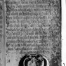 Grabplatte für Ursula Diefstetter, an der Nordwand, dreizehnte von Westen, oben. Rotmarmor.