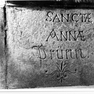 Stifterinschrift am Brunnenschacht des St.Anna-Brunnens. Granit.