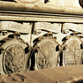 Fünf von sechzehn Wappenschilden mit Beischriften im Sockelfeld des Epitaphs.