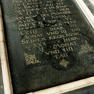 Beschädigte Grabinschrift für Georg II. auf der Deckplatte der Tumba.
