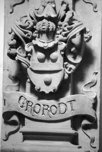 Bild zur Katalognummer 290: Linkes unteres Wappen des Epitaph für Simon Rudolf von Schönburg auf Wesel