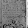 Fragment der Grabplatte für eine mit Zacharias Schwiger in Verbindung stehende Frau und weitere Personen, an der Südwand im siebenten Abschnitt von Westen, untere Platte. Rotmarmor.