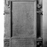 Epitaph des Johann Leonhart Widerholt, mit Grabinschrift im Mittelteil und einem Bibelzitat im Sockel.