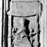 Wappentafel des Domherren Kaspar Türlinger aus Sandstein in gekehltem Rahmen, in die Wand eingemauert.