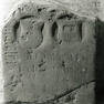Fragment einer Grabplatte der Elspet Kelnerin (Hausler?), der Margret und des Hans Leb ( 1513), ehemals im Kreuzgang in der Mittelhalle im Boden eingelassen, heute im Nordflügel des Kreuzgangs an der Wand aufgerichtet.
