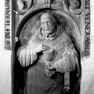 Fragment einer figuralen Grabplatte für einen Priester