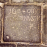Bild zur Katalognummer 441: Linke Hälfte der in der Mitte geteilten Platte des Epitaphs für den Klostergeistlichen Maternus Kutthaeus