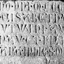 Querrechteckige Inschriftentafel der Elisabeth und der Anna Tunauer aus Kalkstein