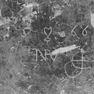 Graffiti mit Jahreszahl und Initialen auf Altarmensa